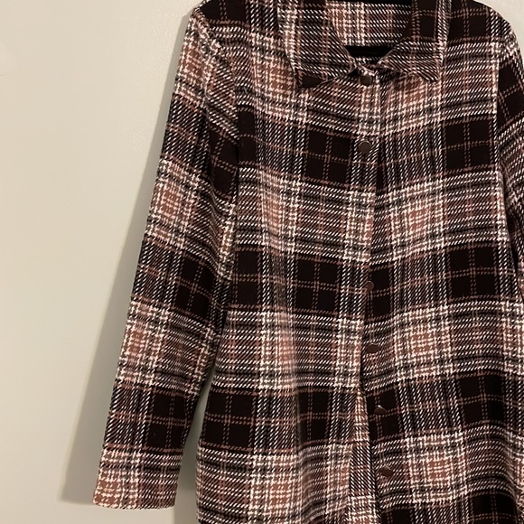 Women’s brown and cream plaid Shacket - Picture 4 of 8